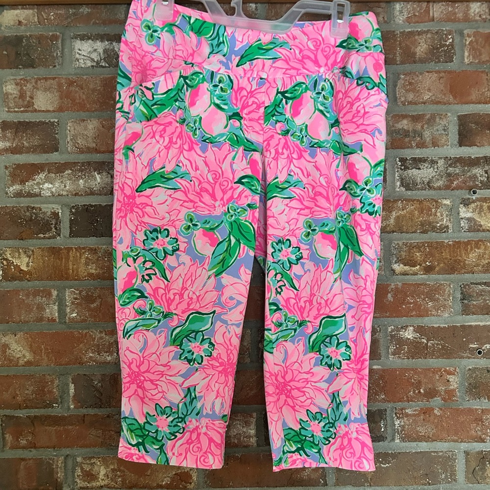 Luxletic Lilly Pulitzer capris perfect condition size 8
